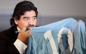 maradona_bacia_maglia_del_napoli